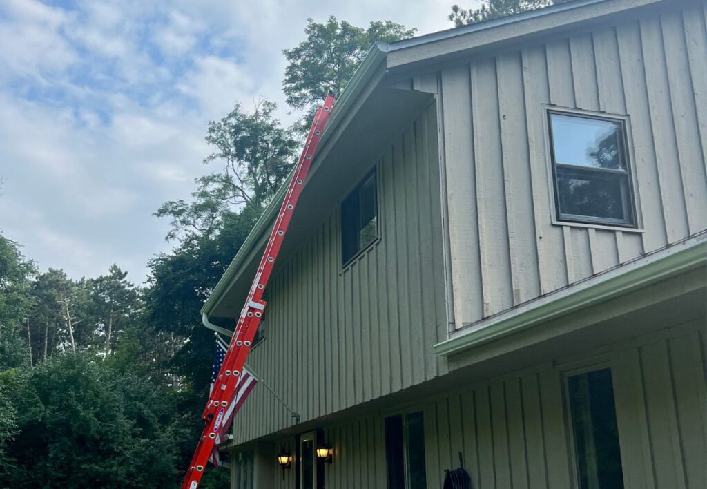 A ladder to drive in the roof